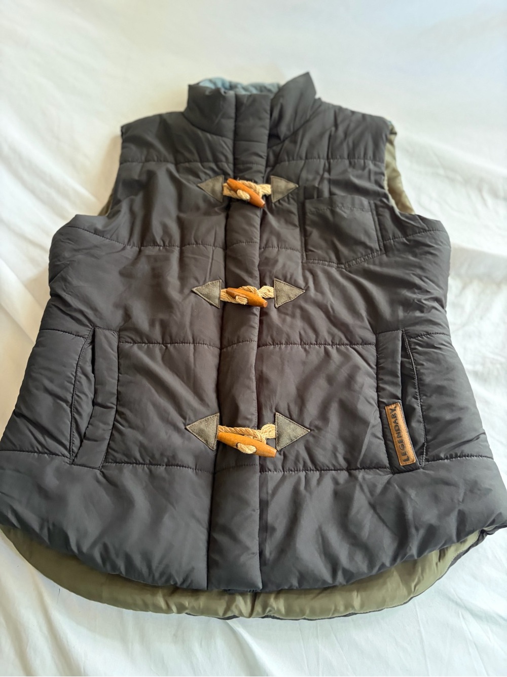 Legendary Whitetails Women’s Quilted Puffer Vest Size Medium Toggle Detail